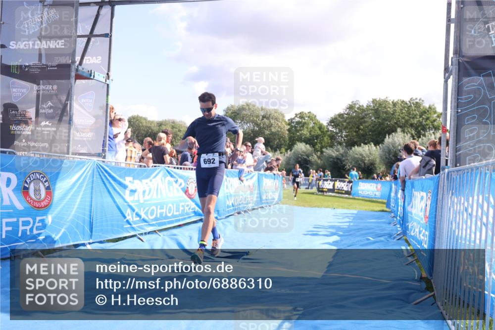 25.08.2024 - Elbe Triathlon Hamburg H.Heesch http://msf.ph/oto/6886310 25.08.2024 11:33:42 Ziel 485, 692 meine-sportfotos.de