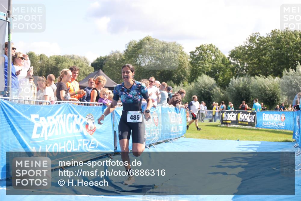 25.08.2024 - Elbe Triathlon Hamburg H.Heesch http://msf.ph/oto/6886316 25.08.2024 11:33:45 Ziel 485, 692 meine-sportfotos.de
