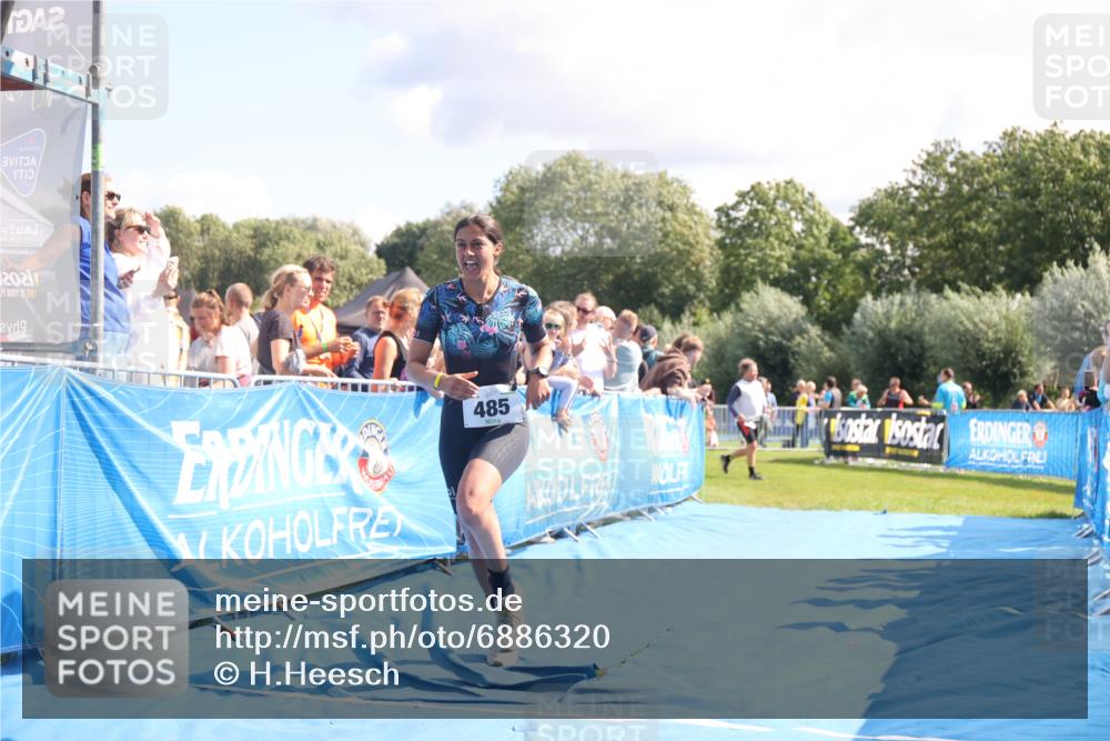 25.08.2024 - Elbe Triathlon Hamburg H.Heesch http://msf.ph/oto/6886320 25.08.2024 11:33:45 Ziel 485, 692 meine-sportfotos.de