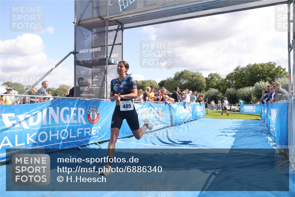 25.08.2024 - Elbe Triathlon Hamburg H.Heesch http://msf.ph/oto/6886340 25.08.2024 11:33:46 Ziel 485, 692 meine-sportfotos.de
