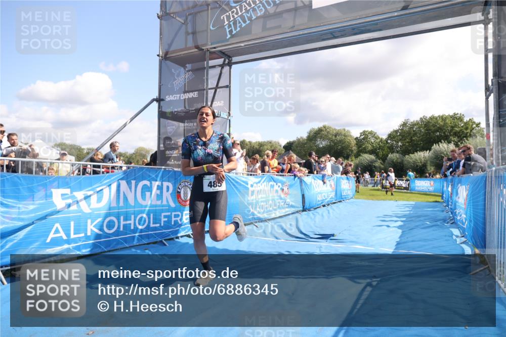 25.08.2024 - Elbe Triathlon Hamburg H.Heesch http://msf.ph/oto/6886345 25.08.2024 11:33:46 Ziel 485, 692 meine-sportfotos.de