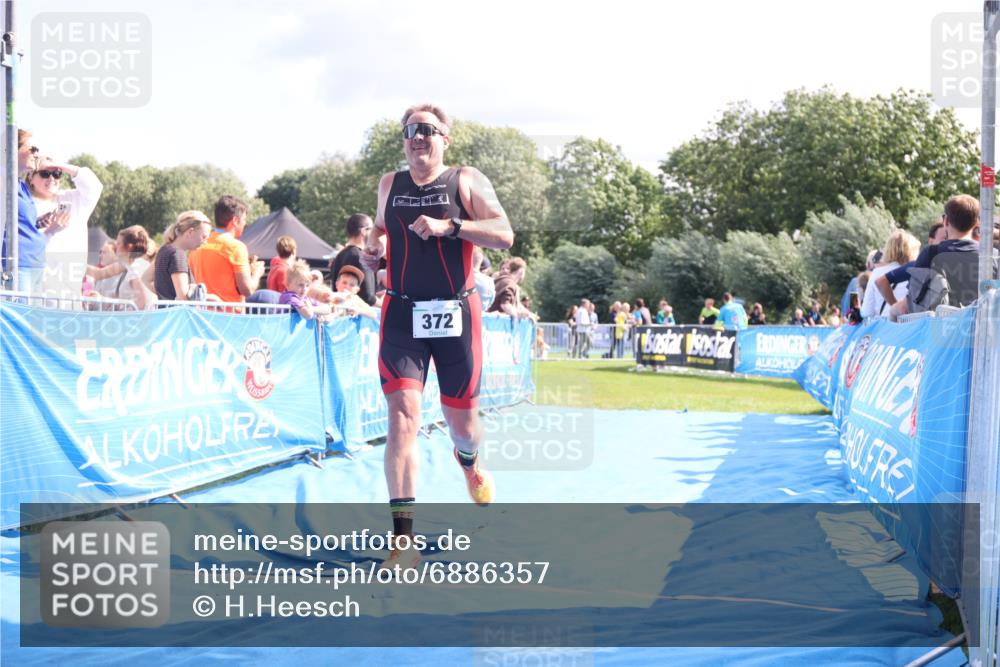 25.08.2024 - Elbe Triathlon Hamburg H.Heesch http://msf.ph/oto/6886357 25.08.2024 11:33:56 Ziel 372 meine-sportfotos.de
