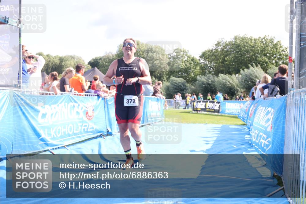 25.08.2024 - Elbe Triathlon Hamburg H.Heesch http://msf.ph/oto/6886363 25.08.2024 11:33:56 Ziel 372 meine-sportfotos.de