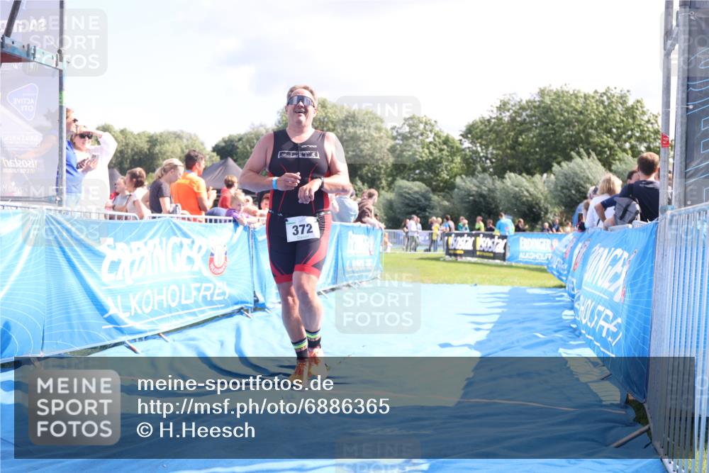 25.08.2024 - Elbe Triathlon Hamburg H.Heesch http://msf.ph/oto/6886365 25.08.2024 11:33:56 Ziel 372 meine-sportfotos.de