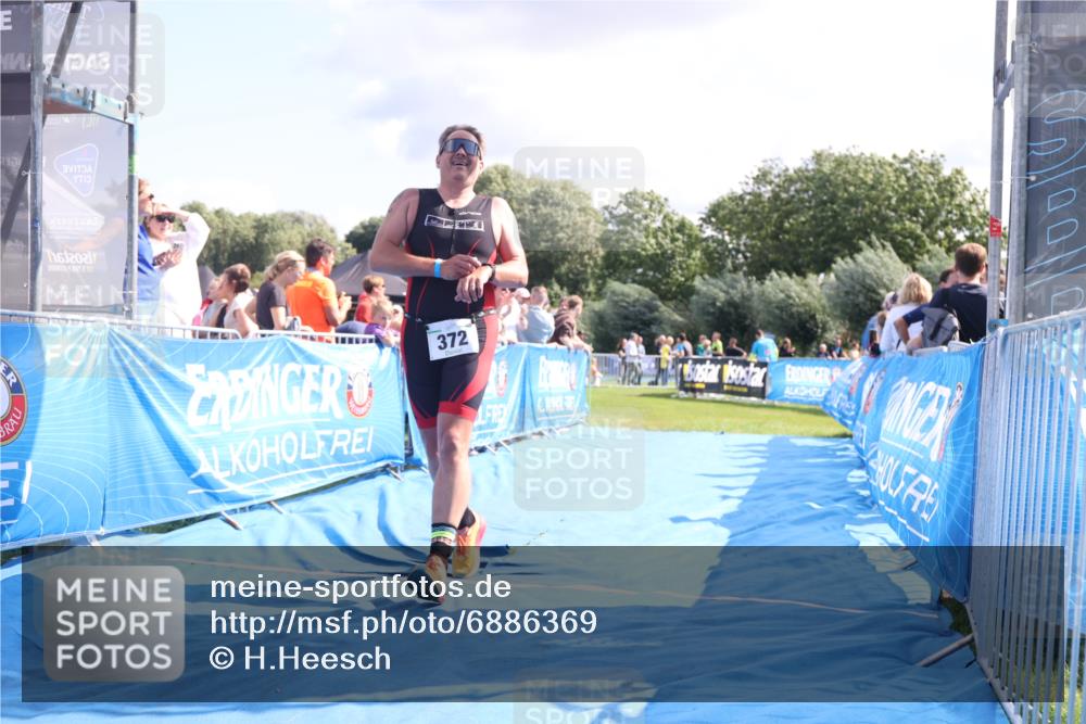 25.08.2024 - Elbe Triathlon Hamburg H.Heesch http://msf.ph/oto/6886369 25.08.2024 11:33:56 Ziel 372 meine-sportfotos.de