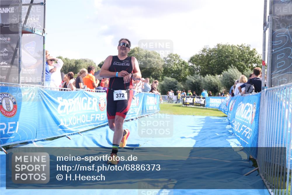 25.08.2024 - Elbe Triathlon Hamburg H.Heesch http://msf.ph/oto/6886373 25.08.2024 11:33:56 Ziel 372 meine-sportfotos.de