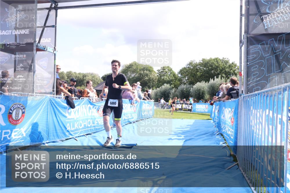 25.08.2024 - Elbe Triathlon Hamburg H.Heesch http://msf.ph/oto/6886515 25.08.2024 11:26:41 Ziel 680 meine-sportfotos.de