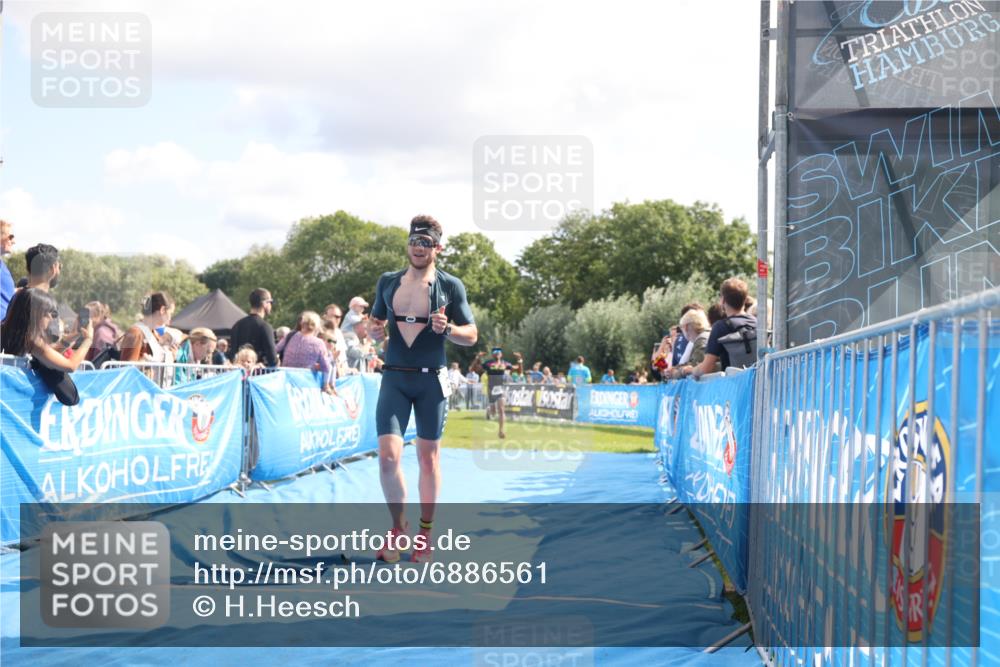 25.08.2024 - Elbe Triathlon Hamburg H.Heesch http://msf.ph/oto/6886561 25.08.2024 11:27:03 Ziel 219, 464, 664 meine-sportfotos.de