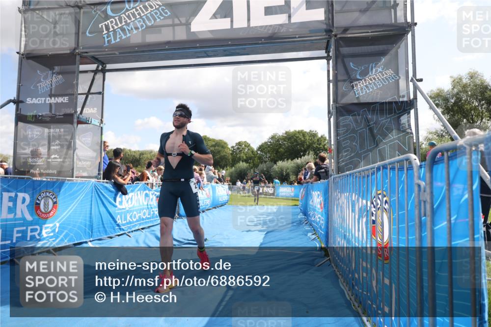 25.08.2024 - Elbe Triathlon Hamburg H.Heesch http://msf.ph/oto/6886592 25.08.2024 11:27:04 Ziel 219, 464, 664 meine-sportfotos.de