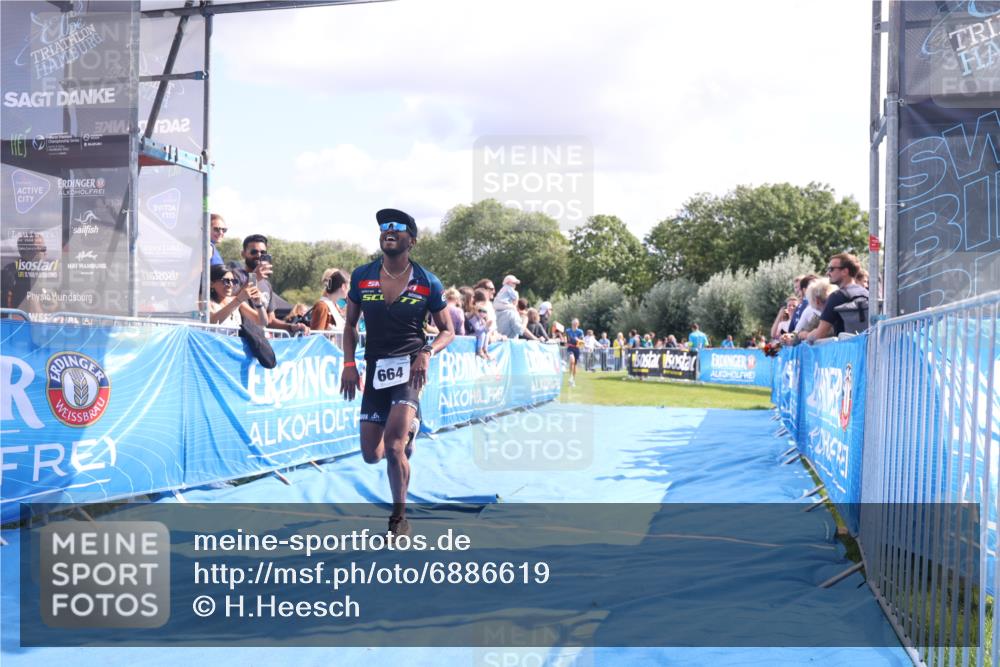 25.08.2024 - Elbe Triathlon Hamburg H.Heesch http://msf.ph/oto/6886619 25.08.2024 11:27:07 Ziel 219, 464, 664 meine-sportfotos.de