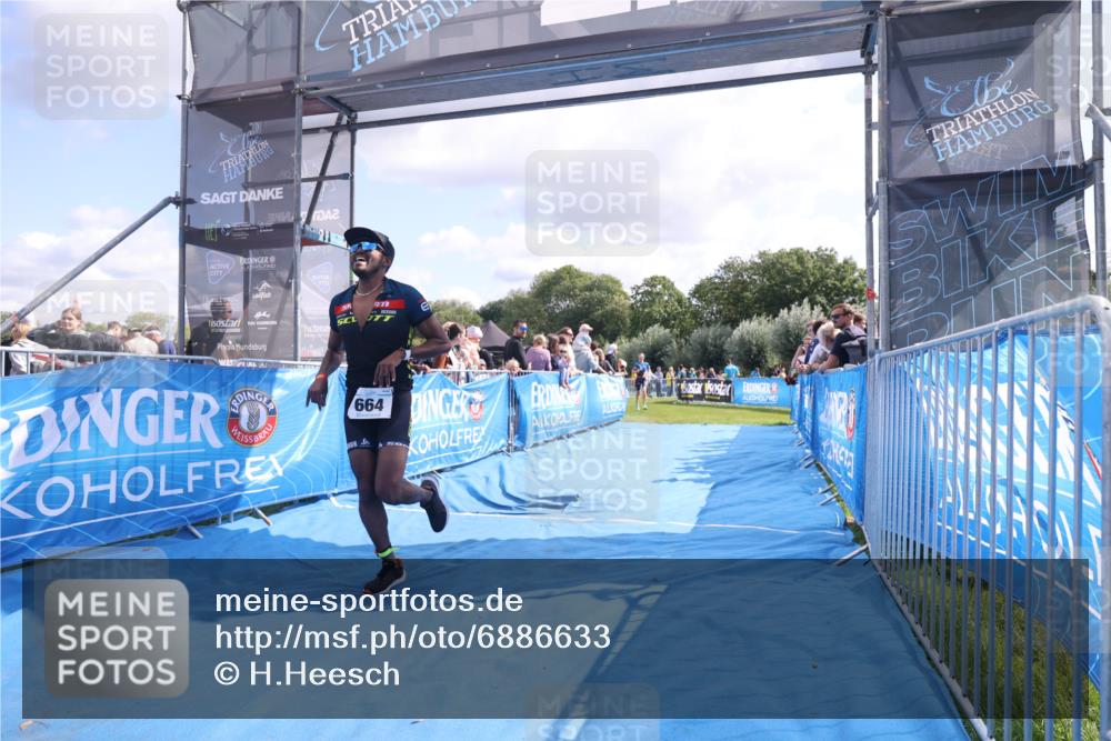 25.08.2024 - Elbe Triathlon Hamburg H.Heesch http://msf.ph/oto/6886633 25.08.2024 11:27:07 Ziel 219, 464, 664 meine-sportfotos.de