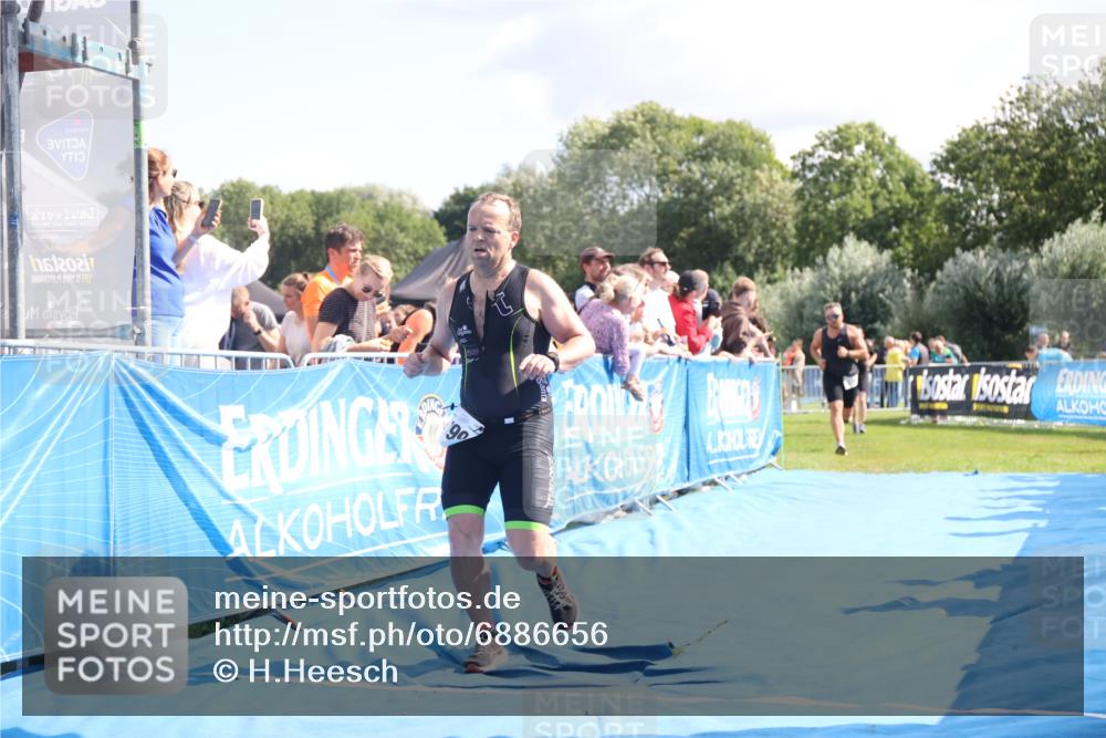 25.08.2024 - Elbe Triathlon Hamburg H.Heesch http://msf.ph/oto/6886656 25.08.2024 11:34:35 Ziel 328, 706, 799 meine-sportfotos.de