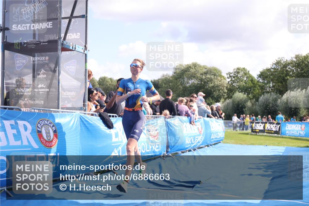 25.08.2024 - Elbe Triathlon Hamburg H.Heesch http://msf.ph/oto/6886663 25.08.2024 11:27:11 Ziel 464, 664 meine-sportfotos.de