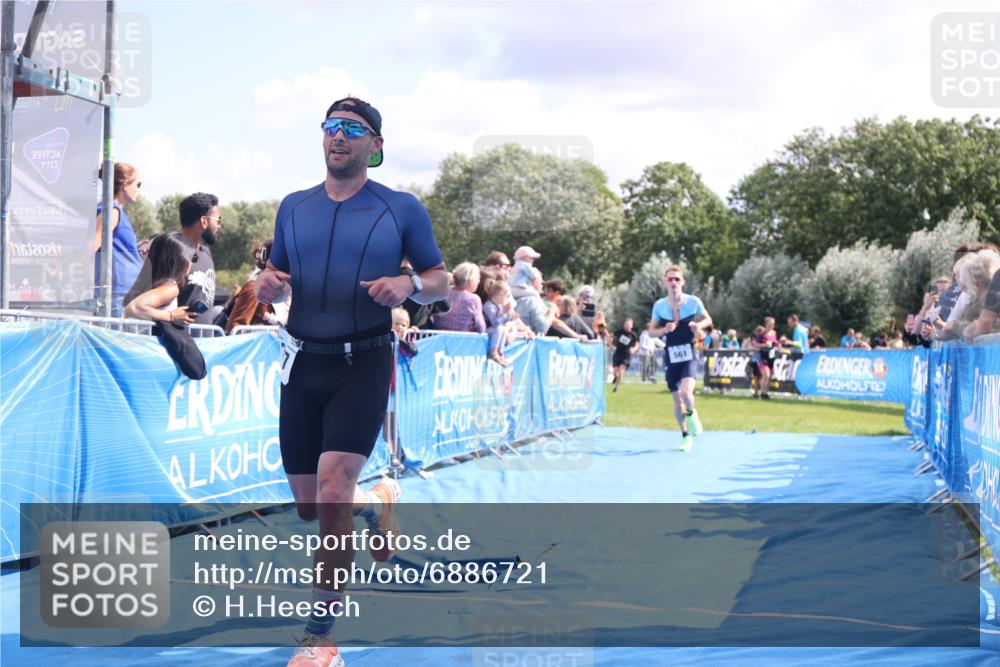 25.08.2024 - Elbe Triathlon Hamburg H.Heesch http://msf.ph/oto/6886721 25.08.2024 11:27:24 Ziel 337, 561, 625 meine-sportfotos.de