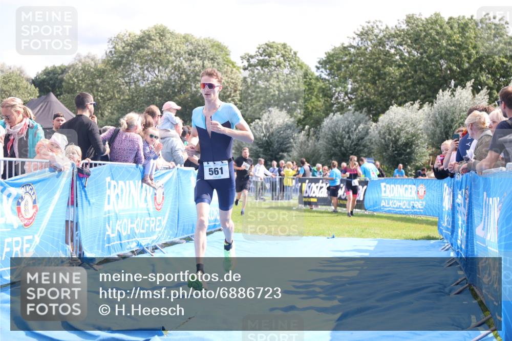 25.08.2024 - Elbe Triathlon Hamburg H.Heesch http://msf.ph/oto/6886723 25.08.2024 11:27:25 Ziel 337, 553, 561, 625 meine-sportfotos.de