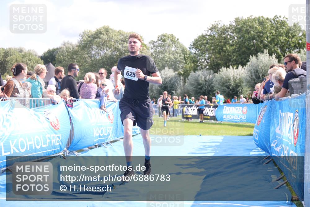 25.08.2024 - Elbe Triathlon Hamburg H.Heesch http://msf.ph/oto/6886783 25.08.2024 11:27:29 Ziel 337, 553, 561, 625, 657, 702 meine-sportfotos.de