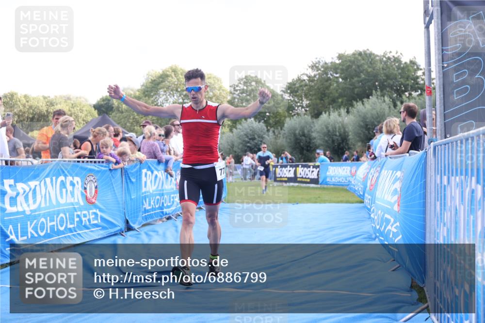 25.08.2024 - Elbe Triathlon Hamburg H.Heesch http://msf.ph/oto/6886799 25.08.2024 11:34:47 Ziel 651, 653, 706, 773 meine-sportfotos.de