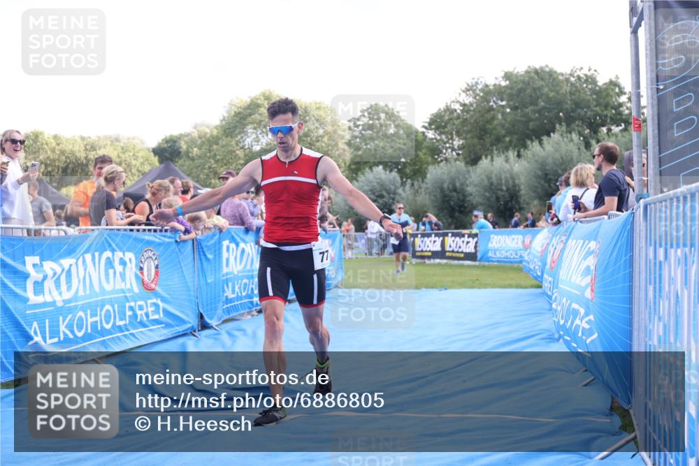 25.08.2024 - Elbe Triathlon Hamburg H.Heesch http://msf.ph/oto/6886805 25.08.2024 11:34:47 Ziel 651, 653, 706, 773 meine-sportfotos.de