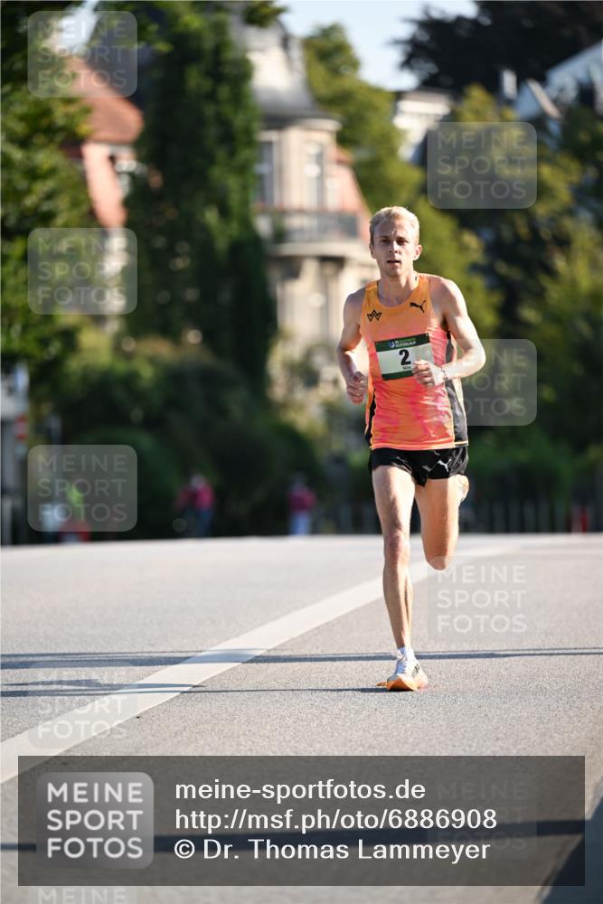 01.09.2024 - BARMER Alsterlauf Dr. Thomas Lammeyer http://msf.ph/oto/6886908 01.09.2024 09:16:42 Laufen 2 meine-sportfotos.de