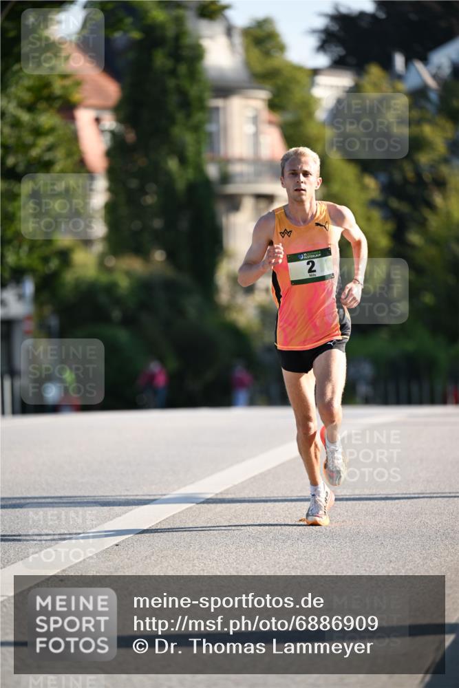 01.09.2024 - BARMER Alsterlauf Dr. Thomas Lammeyer http://msf.ph/oto/6886909 01.09.2024 09:16:42 Laufen 2 meine-sportfotos.de