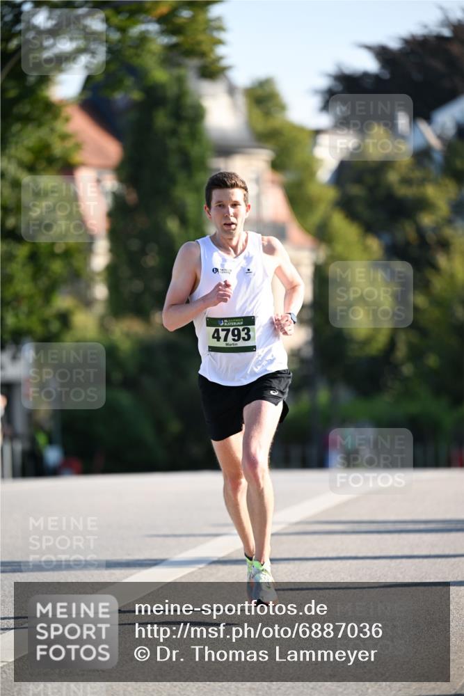 01.09.2024 - BARMER Alsterlauf Dr. Thomas Lammeyer http://msf.ph/oto/6887036 01.09.2024 09:18:05 Laufen 4793 meine-sportfotos.de