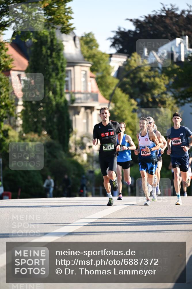 01.09.2024 - BARMER Alsterlauf Dr. Thomas Lammeyer http://msf.ph/oto/6887372 01.09.2024 09:19:57 Laufen 3571, 2524, 2906 meine-sportfotos.de