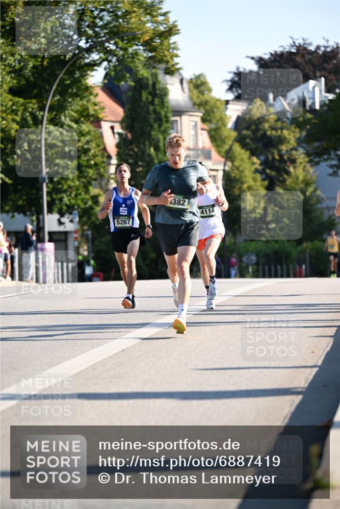 01.09.2024 - BARMER Alsterlauf Dr. Thomas Lammeyer http://msf.ph/oto/6887419 01.09.2024 09:20:05 Laufen 5267, 1382, 4114 meine-sportfotos.de