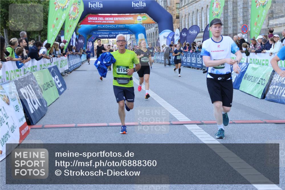 01.09.2024 - BARMER Alsterlauf Strokosch-Dieckow http://msf.ph/oto/6888360 01.09.2024 09:50:25 Ziel 2411, 2700, 2987, 4002, 4035, 4067, 4546, 4623, 4784, 4862, 4882, 4910, 5140, 5164, 8154 meine-sportfotos.de