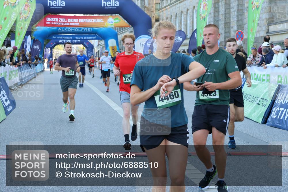 01.09.2024 - BARMER Alsterlauf Strokosch-Dieckow http://msf.ph/oto/6888510 01.09.2024 09:51:29 Ziel 2595, 3106, 3260, 3471, 3730, 4211, 4349, 4460, 4523, 4542, 4640, 4650, 4883, 5102, 5152, 8008, 8064, 8248, 8255 meine-sportfotos.de