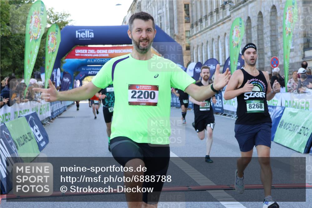01.09.2024 - BARMER Alsterlauf Strokosch-Dieckow http://msf.ph/oto/6888788 01.09.2024 09:53:17 Ziel 2084, 2200, 2436, 2437, 2968, 3656, 3791, 3798, 4097, 4512, 4562, 4637, 4891, 5051, 8108, 8151, 8268 meine-sportfotos.de