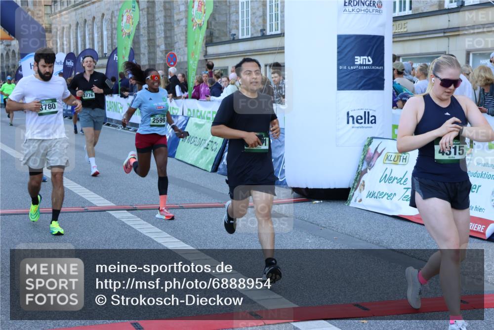 01.09.2024 - BARMER Alsterlauf Strokosch-Dieckow http://msf.ph/oto/6888954 01.09.2024 09:54:25 Ziel 2540, 2561, 2599, 3654, 3776, 3780, 4172, 4173, 4303, 4315, 4514, 4738, 5001 meine-sportfotos.de