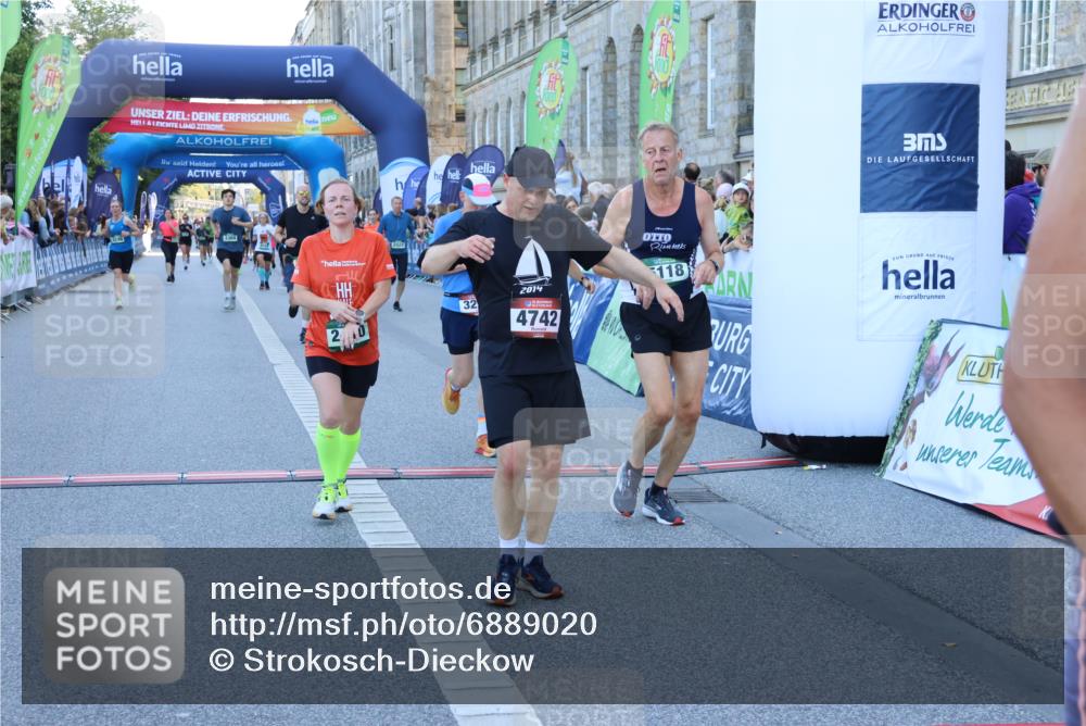 01.09.2024 - BARMER Alsterlauf Strokosch-Dieckow http://msf.ph/oto/6889020 01.09.2024 09:54:59 Ziel 2024, 2129, 2249, 2410, 2443, 2864, 2970, 2981, 3295, 3364, 3731, 4254, 4386, 4387, 4414, 4684, 4742, 5098, 5118, 5246, 8093 meine-sportfotos.de