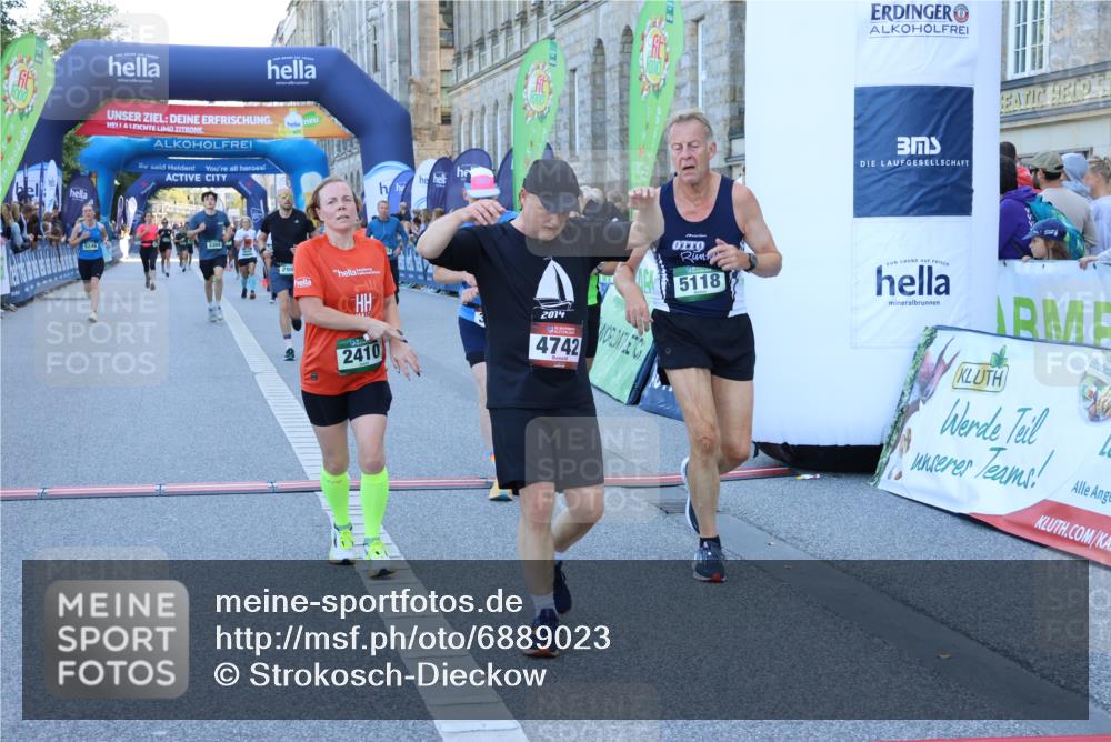 01.09.2024 - BARMER Alsterlauf Strokosch-Dieckow http://msf.ph/oto/6889023 01.09.2024 09:54:59 Ziel 2024, 2129, 2249, 2410, 2443, 2864, 2970, 2981, 3295, 3364, 3731, 4254, 4386, 4387, 4414, 4684, 4742, 5098, 5118, 5246, 8093 meine-sportfotos.de