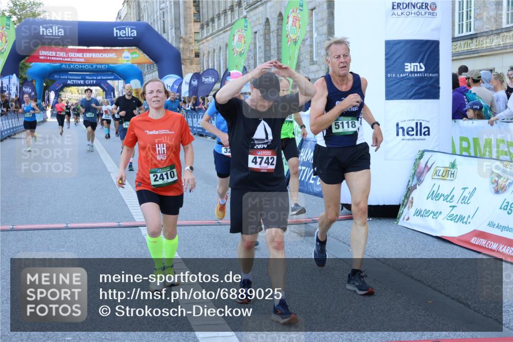 01.09.2024 - BARMER Alsterlauf Strokosch-Dieckow http://msf.ph/oto/6889025 01.09.2024 09:54:59 Ziel 2024, 2129, 2249, 2410, 2443, 2864, 2970, 2981, 3295, 3364, 3731, 4254, 4386, 4387, 4414, 4684, 4742, 5098, 5118, 5246, 8093 meine-sportfotos.de