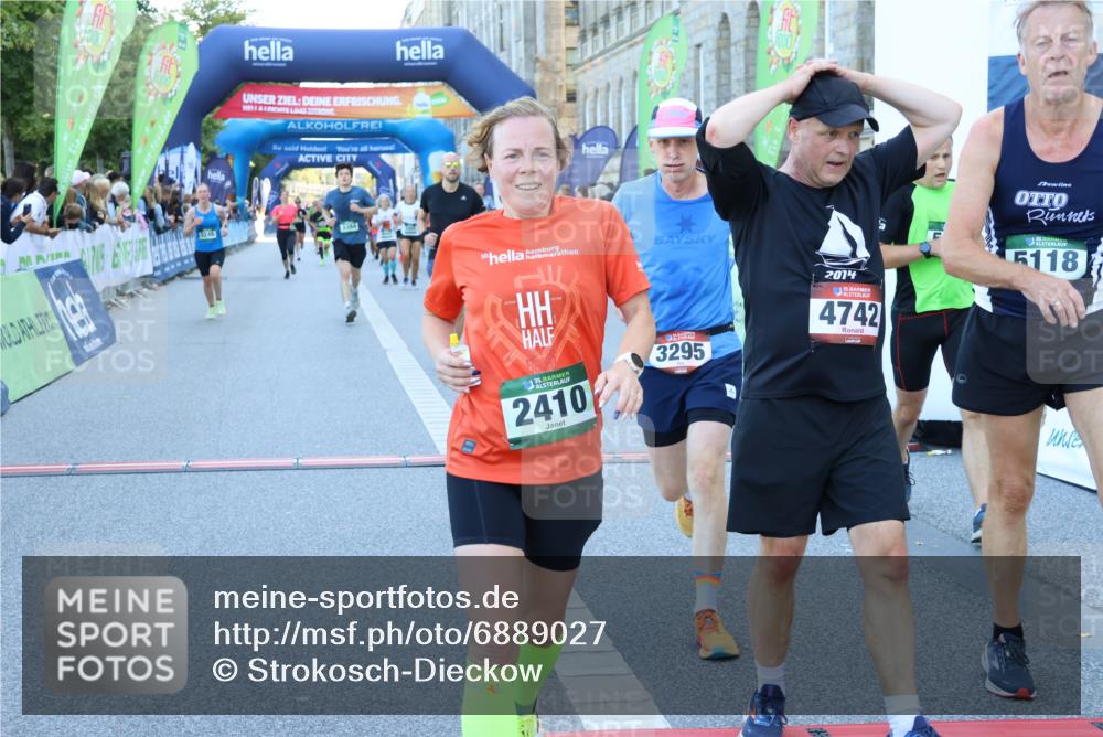 01.09.2024 - BARMER Alsterlauf Strokosch-Dieckow http://msf.ph/oto/6889027 01.09.2024 09:55:00 Ziel 2024, 2129, 2249, 2312, 2410, 2864, 2970, 2981, 3295, 3364, 3731, 4254, 4386, 4387, 4414, 4742, 5098, 5118, 5246, 8093 meine-sportfotos.de