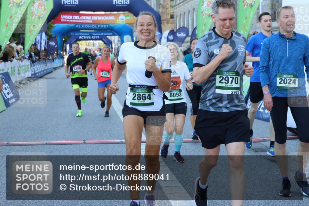 01.09.2024 - BARMER Alsterlauf Strokosch-Dieckow http://msf.ph/oto/6889041 01.09.2024 09:55:07 Ziel 2024, 2129, 2249, 2312, 2321, 2511, 2533, 2864, 2970, 3681, 3731, 3749, 4254, 4386, 4387, 4414, 4607, 4657, 5007, 5167, 5293, 8093 meine-sportfotos.de