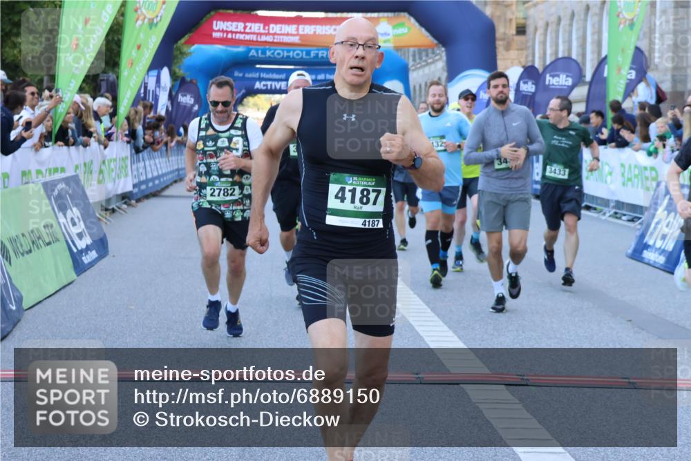 01.09.2024 - BARMER Alsterlauf Strokosch-Dieckow http://msf.ph/oto/6889150 01.09.2024 09:55:52 Ziel 2100, 2195, 2458, 2616, 2782, 3423, 3431, 3432, 3433, 3703, 3857, 3989, 4187, 4476, 4782, 4866, 4899, 4946, 5108, 5226, 5262 meine-sportfotos.de
