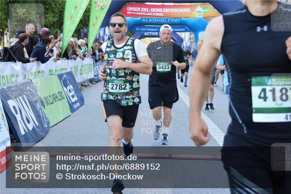 01.09.2024 - BARMER Alsterlauf Strokosch-Dieckow http://msf.ph/oto/6889152 01.09.2024 09:55:53 Ziel 2100, 2195, 2458, 2616, 2782, 3423, 3431, 3432, 3433, 3703, 3857, 3989, 4187, 4476, 4718, 4782, 4866, 4899, 4946, 5108, 5226, 5262 meine-sportfotos.de