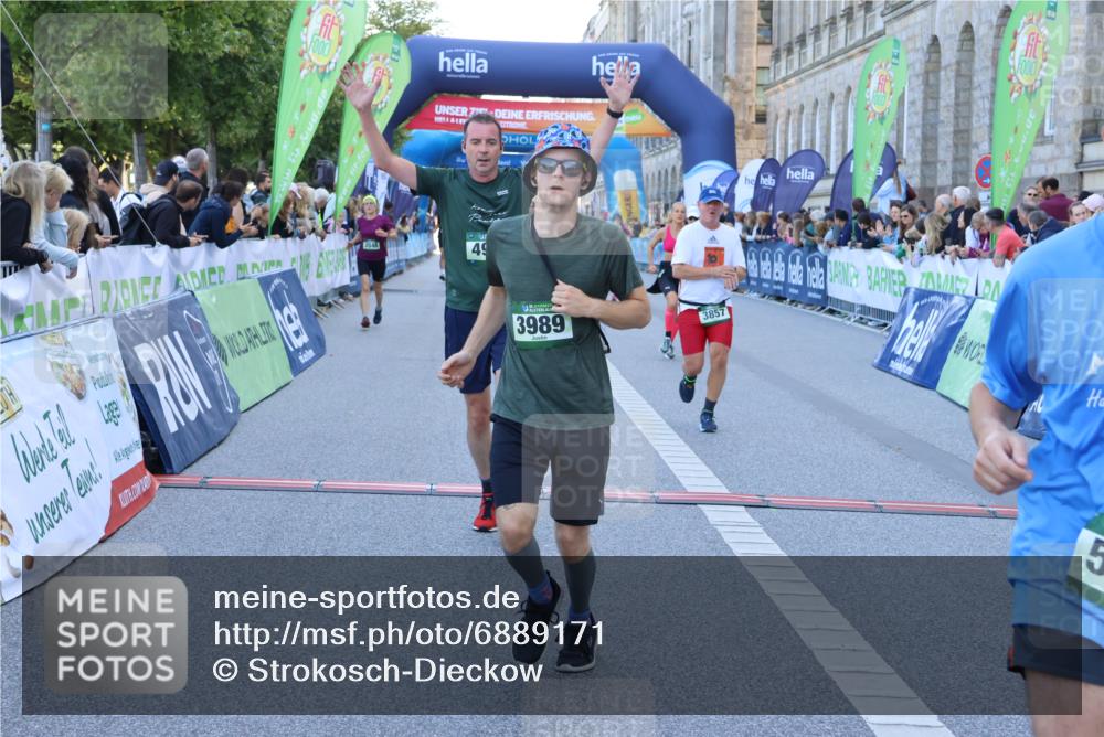 01.09.2024 - BARMER Alsterlauf Strokosch-Dieckow http://msf.ph/oto/6889171 01.09.2024 09:56:00 Ziel 2022, 2359, 2360, 2542, 2616, 3117, 3143, 3181, 3277, 3548, 3857, 3989, 4718, 4782, 4866, 4946, 5108, 5226, 8203 meine-sportfotos.de