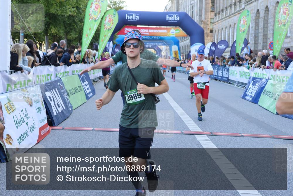 01.09.2024 - BARMER Alsterlauf Strokosch-Dieckow http://msf.ph/oto/6889174 01.09.2024 09:56:01 Ziel 2022, 2359, 2360, 2542, 2616, 3117, 3143, 3181, 3277, 3548, 3857, 3989, 4718, 4782, 4946, 5108, 5226, 8203 meine-sportfotos.de