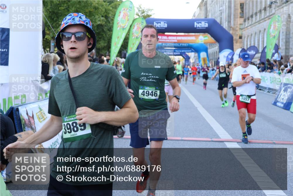 01.09.2024 - BARMER Alsterlauf Strokosch-Dieckow http://msf.ph/oto/6889176 01.09.2024 09:56:01 Ziel 2022, 2359, 2360, 2542, 2616, 3117, 3143, 3181, 3277, 3548, 3857, 3989, 4718, 4782, 4946, 5108, 5226, 8203 meine-sportfotos.de