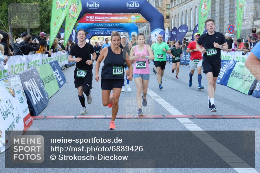 01.09.2024 - BARMER Alsterlauf Strokosch-Dieckow http://msf.ph/oto/6889426 01.09.2024 09:57:42 Ziel 2242, 2678, 2770, 2905, 2925, 2944, 3214, 3464, 3783, 3951, 4150, 4384, 4440, 4510, 4907, 5065, 8019, 8060, 8067, 8084, 8102, 8137, 8172, 8242 meine-sportfotos.de