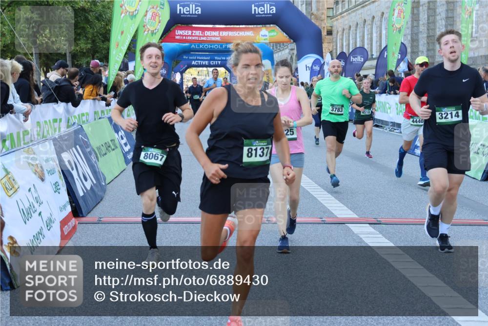 01.09.2024 - BARMER Alsterlauf Strokosch-Dieckow http://msf.ph/oto/6889430 01.09.2024 09:57:43 Ziel 2062, 2242, 2678, 2770, 2905, 2925, 2944, 3214, 3435, 3464, 3783, 3951, 4150, 4384, 4440, 4510, 4907, 5065, 8019, 8060, 8067, 8084, 8102, 8137, 8172, 8242 meine-sportfotos.de