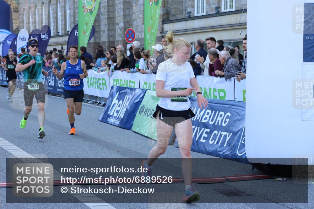 01.09.2024 - BARMER Alsterlauf Strokosch-Dieckow http://msf.ph/oto/6889526 01.09.2024 09:46:07 Ziel 2043, 2495, 2528, 2861, 2926, 3225, 3941, 4180, 4326, 4408, 4776, 4796, 4839, 5005, 5024 meine-sportfotos.de