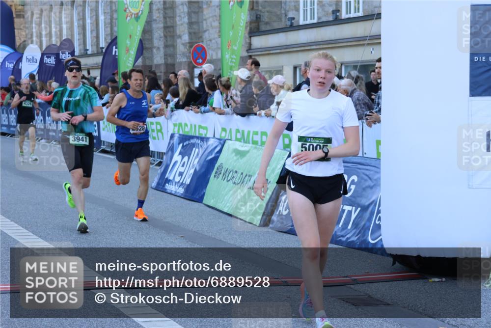 01.09.2024 - BARMER Alsterlauf Strokosch-Dieckow http://msf.ph/oto/6889528 01.09.2024 09:46:08 Ziel 2043, 2495, 2528, 2861, 2926, 3225, 3941, 4326, 4776, 4796, 4839, 5005, 5024 meine-sportfotos.de