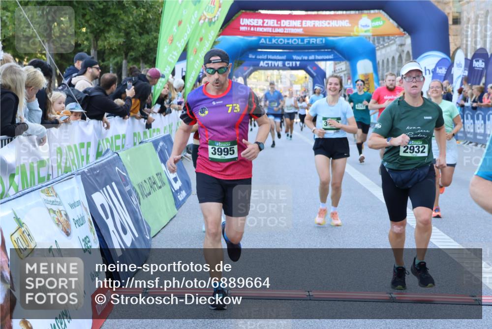 01.09.2024 - BARMER Alsterlauf Strokosch-Dieckow http://msf.ph/oto/6889664 01.09.2024 09:59:10 Ziel 2020, 2174, 2723, 2923, 2932, 3410, 3485, 3489, 3727, 3995, 4293, 4444, 4670, 4956, 4994, 5092, 5244, 5298, 5303, 8057, 8267 meine-sportfotos.de