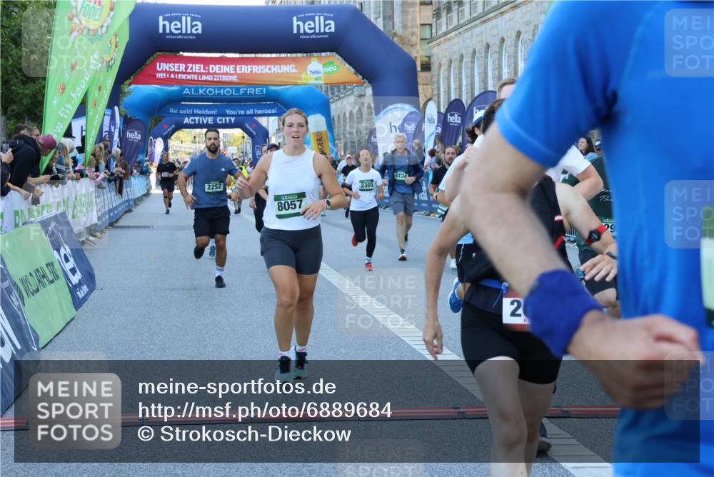 01.09.2024 - BARMER Alsterlauf Strokosch-Dieckow http://msf.ph/oto/6889684 01.09.2024 09:59:19 Ziel 2020, 2038, 2252, 2303, 2445, 2603, 2729, 2736, 3115, 3485, 3727, 4066, 4212, 4232, 4432, 4444, 4722, 5092, 5298, 8057, 8111, 8134, 8148, 8281 meine-sportfotos.de