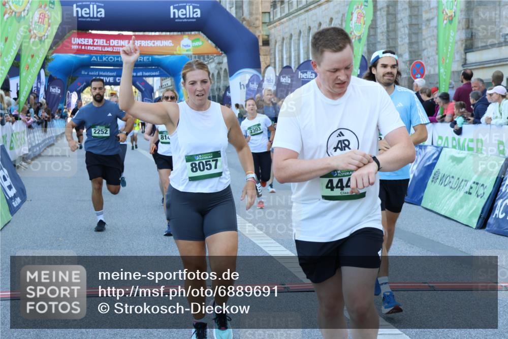 01.09.2024 - BARMER Alsterlauf Strokosch-Dieckow http://msf.ph/oto/6889691 01.09.2024 09:59:20 Ziel 2020, 2038, 2252, 2303, 2445, 2603, 2719, 2729, 2736, 3115, 3485, 3603, 4066, 4212, 4232, 4432, 4444, 4722, 5231, 5298, 8057, 8111, 8134, 8148, 8281 meine-sportfotos.de