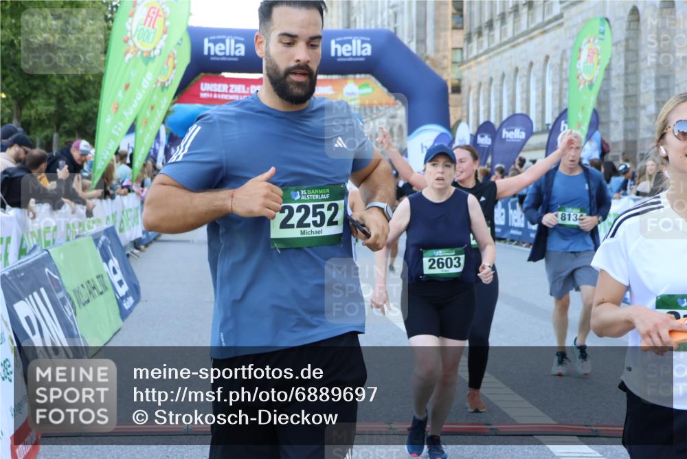 01.09.2024 - BARMER Alsterlauf Strokosch-Dieckow http://msf.ph/oto/6889697 01.09.2024 09:59:23 Ziel 2038, 2223, 2252, 2303, 2445, 2603, 2719, 2729, 2736, 3115, 3603, 3758, 4066, 4212, 4232, 4432, 4708, 4722, 5231, 8111, 8134, 8148, 8281 meine-sportfotos.de