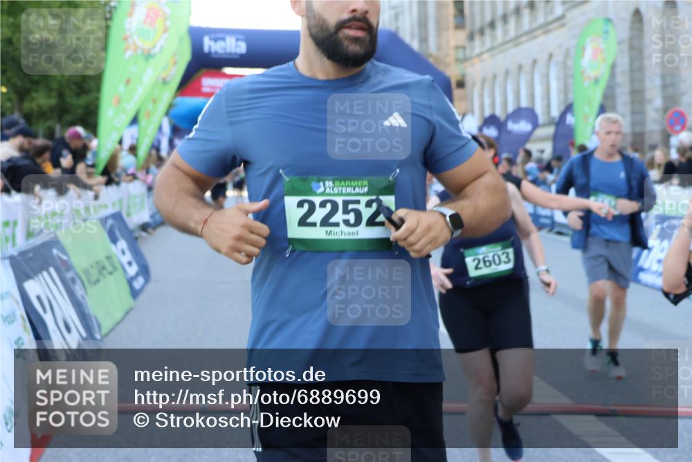 01.09.2024 - BARMER Alsterlauf Strokosch-Dieckow http://msf.ph/oto/6889699 01.09.2024 09:59:23 Ziel 2038, 2223, 2252, 2303, 2445, 2603, 2719, 2729, 2736, 3115, 3603, 3758, 4066, 4212, 4232, 4432, 4708, 4722, 5231, 8111, 8134, 8148, 8281 meine-sportfotos.de